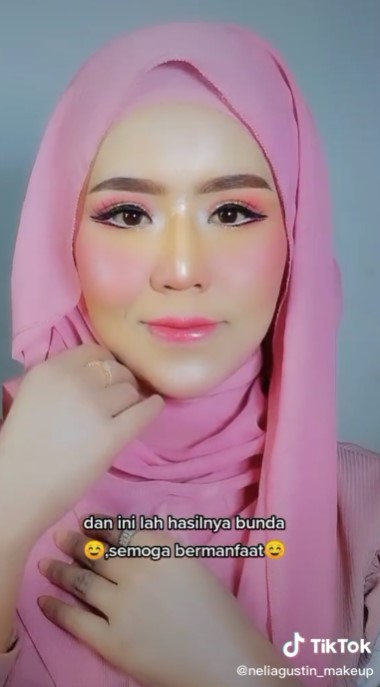 Wanita ini merias pakai campuran tepung © TikTok Wanita ini merias pakai campuran tepung © TikTok