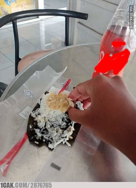 makan onigiri © berbagai sumber