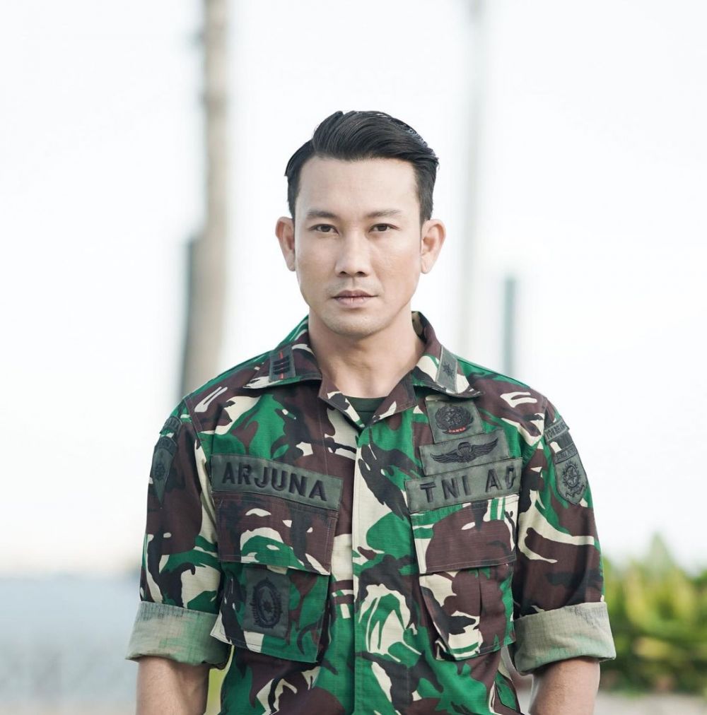 Gaya 13 seleb pria pakai seragam TNI, Deddy Corbuzier tampil gagah