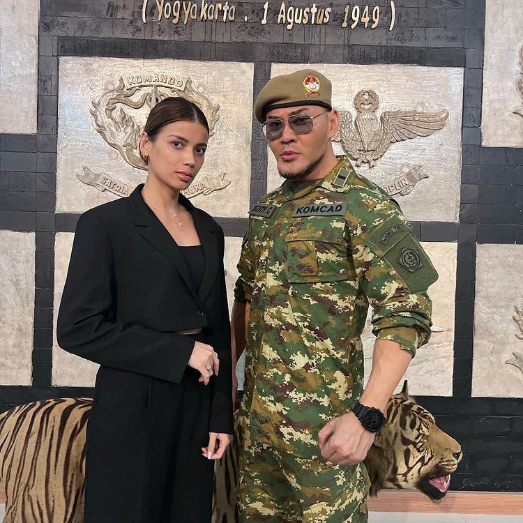 seleb pria pakai seragam TNI © berbagai sumber seleb pria pakai seragam TNI © berbagai sumber