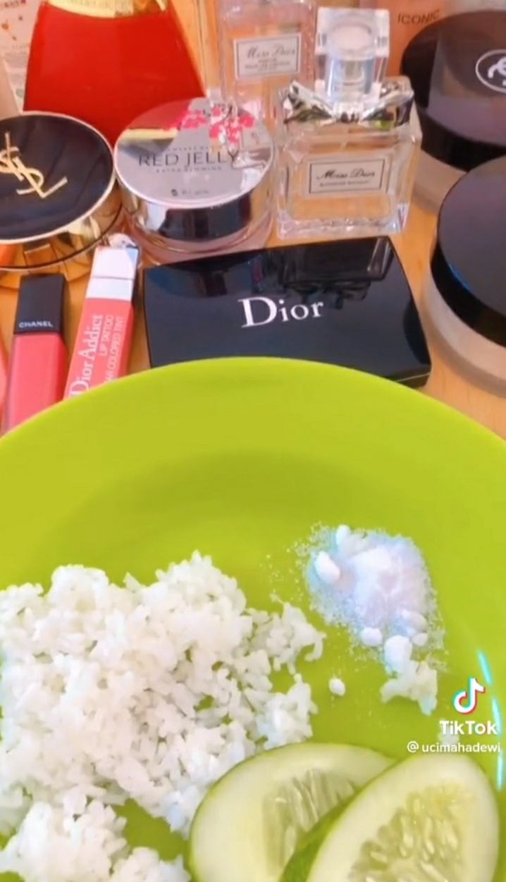Wanita makan nasi garam dan timun TikTok/@ucimahadewi Wanita makan nasi garam dan timun TikTok/@ucimahadewi