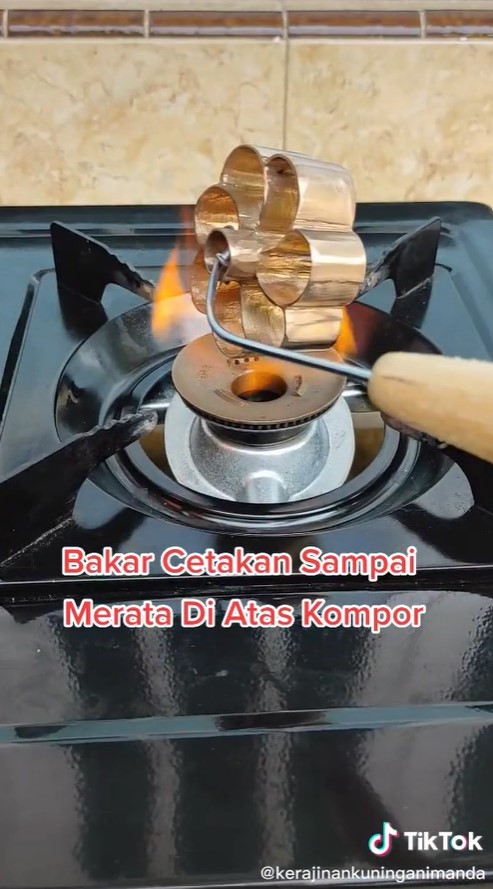 Trik sederhana agar adonan kembang goyang tidak lengket di cetakan