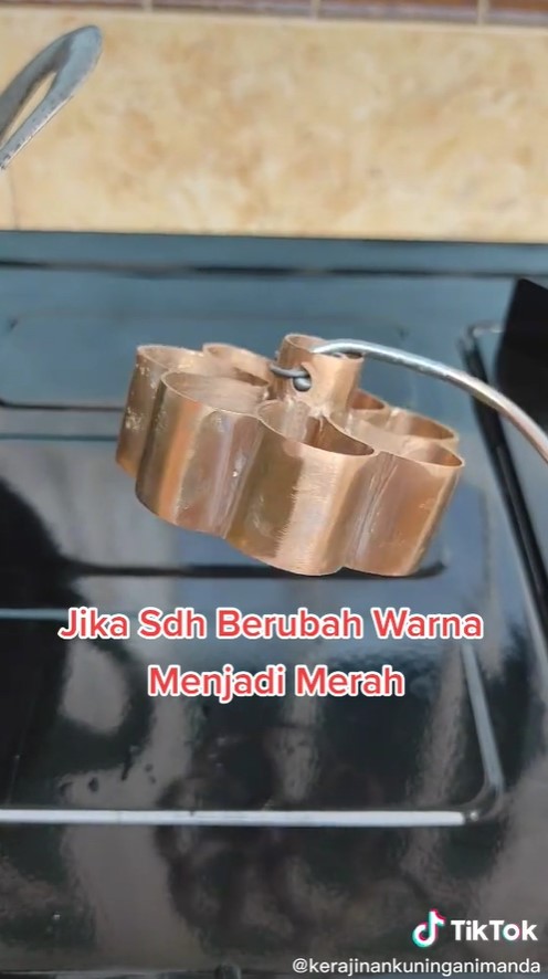 Trik sederhana agar adonan kembang goyang tidak lengket di cetakan