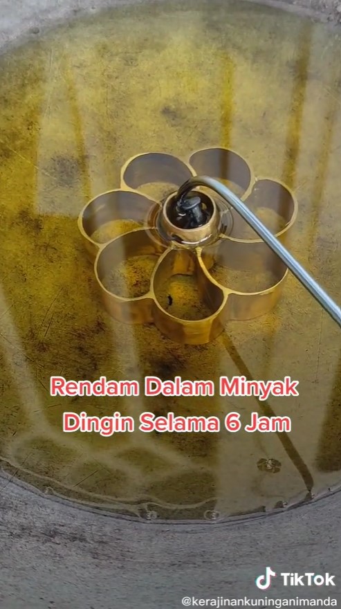 Trik sederhana agar adonan kembang goyang tidak lengket di cetakan