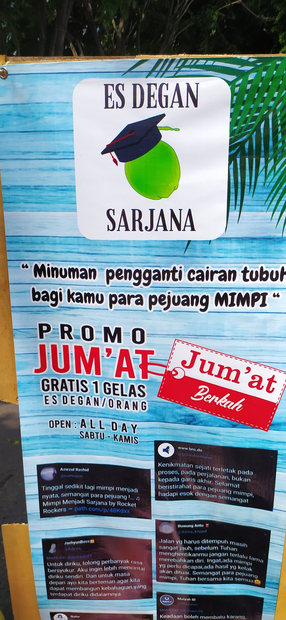 spanduk jualan pedagang es ini kreatif © berbagai sumber