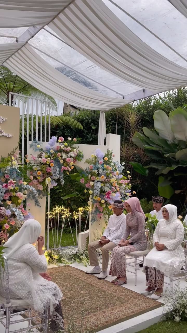 momen lamaran beni kakak lesty kejora © instagram