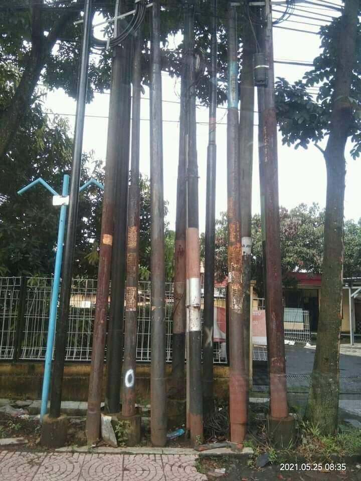 penampakan nyeleneh di tiang listrik Berbagai sumber penampakan nyeleneh di tiang listrik Berbagai sumber