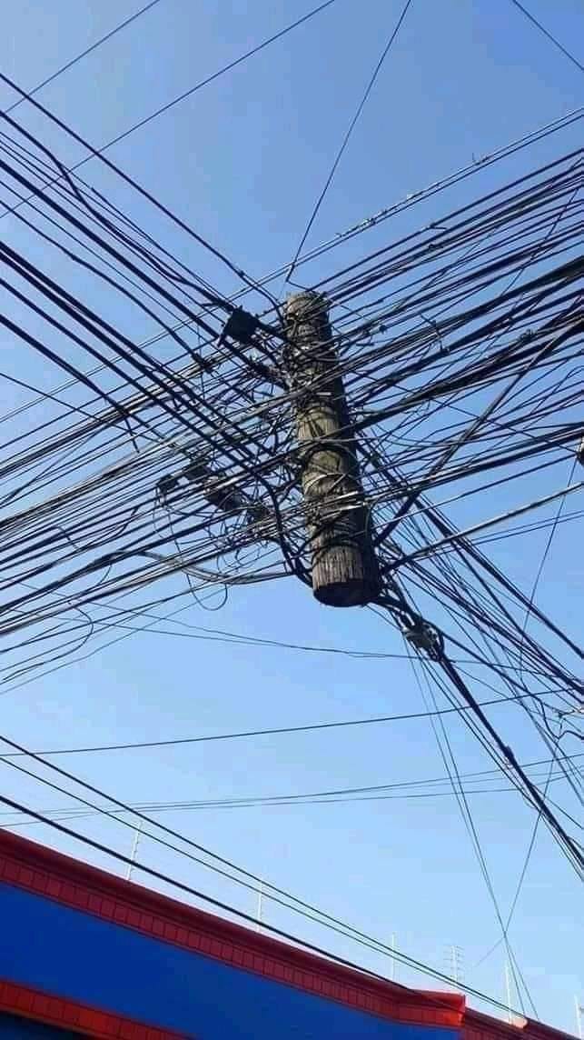 penampakan nyeleneh di tiang listrik Berbagai sumber penampakan nyeleneh di tiang listrik Berbagai sumber