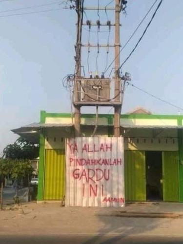 penampakan nyeleneh di tiang listrik Berbagai sumber penampakan nyeleneh di tiang listrik Berbagai sumber