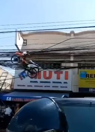 penampakan nyeleneh di tiang listrik Berbagai sumber penampakan nyeleneh di tiang listrik Berbagai sumber