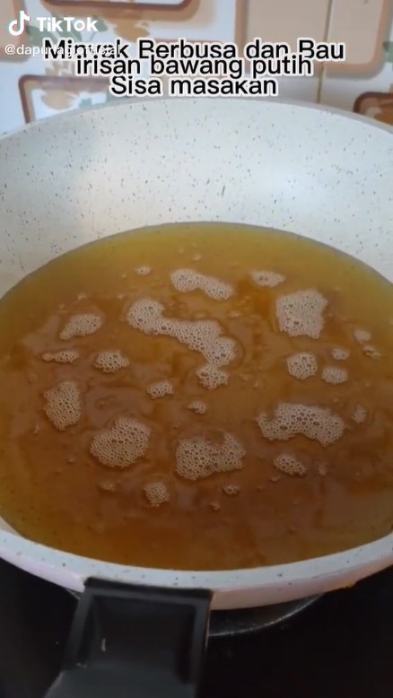 Trik menghilangkan busa pada minyak goreng, pakai 1 bahan dapur
