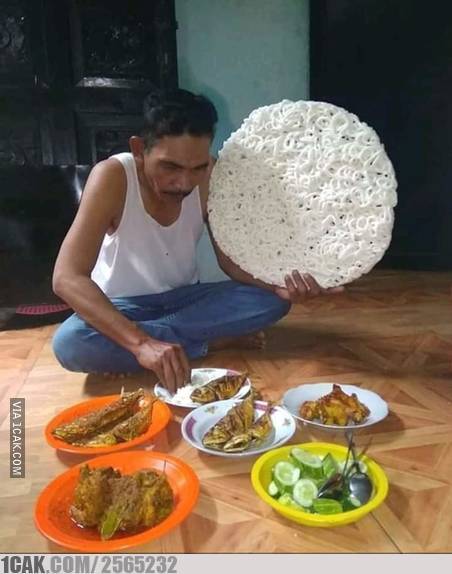 makan nyeleneh pakai kerupuk © berbagai sumber makan nyeleneh pakai kerupuk © berbagai sumber