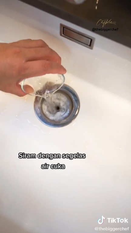 Trik hilangkan bau tak sedap di wastafel, cuma pakai 2 bahan dapur