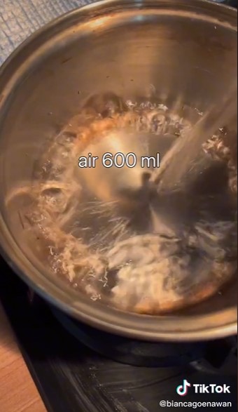 7 Cara bikin milk tea ala kafe modal Rp 3 ribu, cocok jadi ide jualan