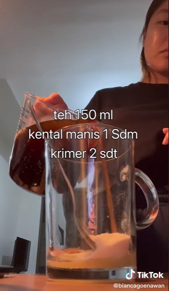 7 Cara bikin milk tea ala kafe modal Rp 3 ribu, cocok jadi ide jualan