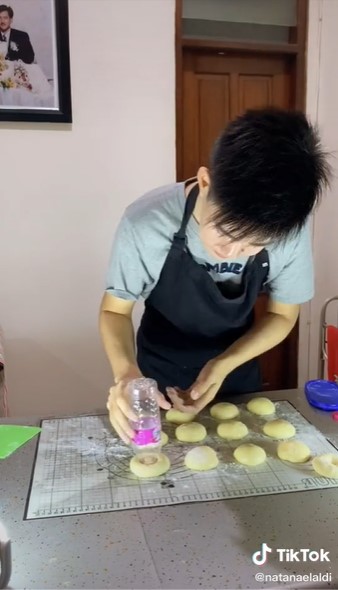 Trik mudah melubangi donat tanpa alat khusus, cepat dan rapi