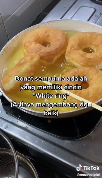 Trik mudah melubangi donat tanpa alat khusus, cepat dan rapi