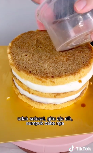 Trik menumpuk cake supaya kuat dan rapi, mudah ditiru