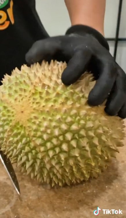 Cara mengupas durian lebih cepat dan tidak melukai tangan