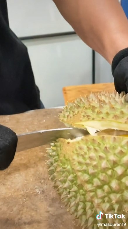 Cara mengupas durian lebih cepat dan tidak melukai tangan