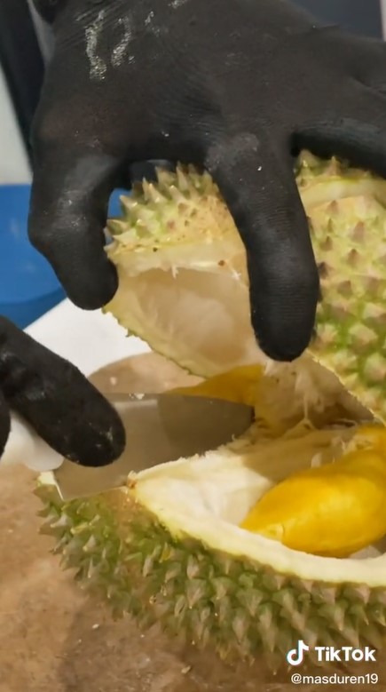 Cara mengupas durian lebih cepat dan tidak melukai tangan