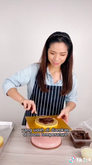 Trik menumpuk cake supaya kuat dan rapi, mudah ditiru