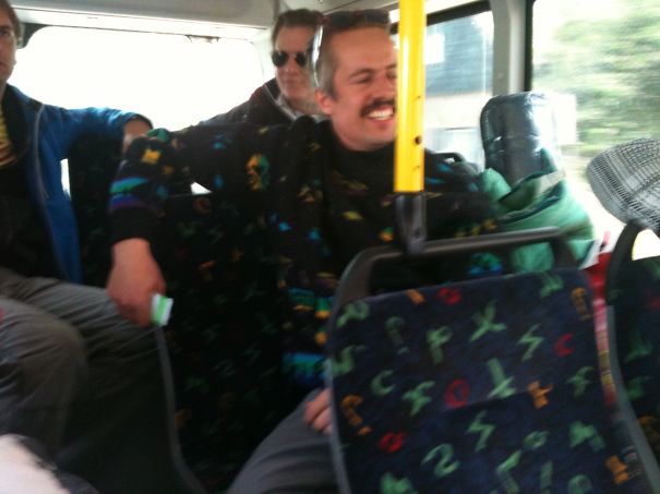 Potret kebetulan pakai baju mirip benda sekitar Borepanda.com Potret kebetulan pakai baju mirip benda sekitar Borepanda.com