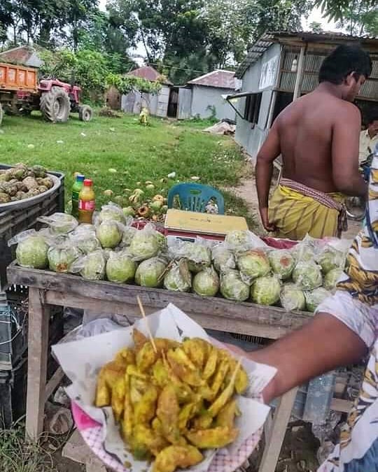 11 Potret lucu pedagang jadi photobomb, momennya bisa pas banget