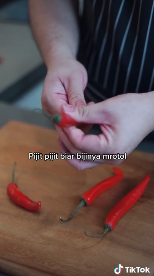 Trik simpel mengeluarkan biji cabai tanpa bikin tangan panas