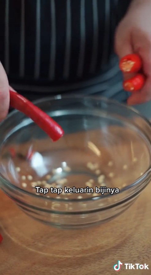 Trik simpel mengeluarkan biji cabai tanpa bikin tangan panas