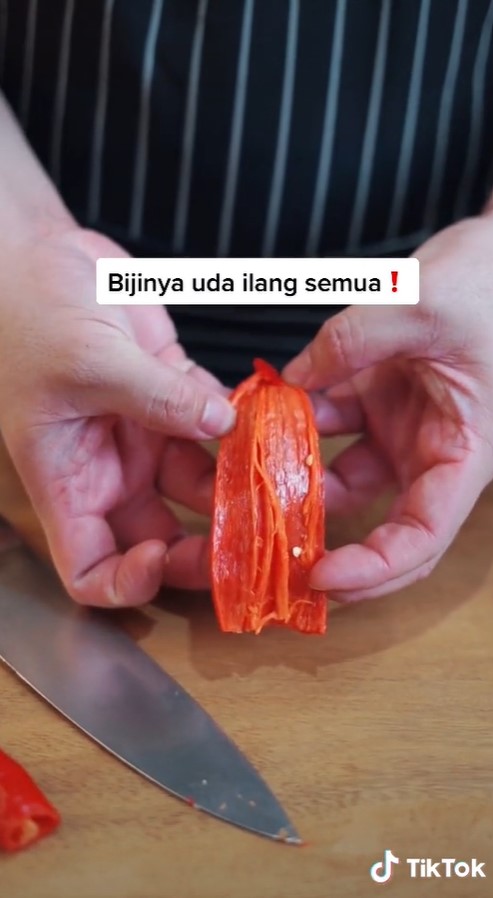 Trik simpel mengeluarkan biji cabai tanpa bikin tangan panas
