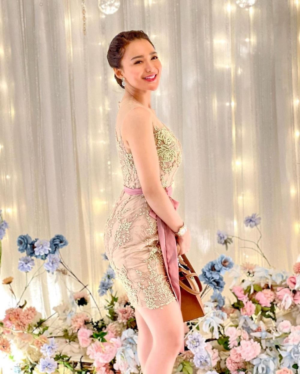 gaya pedangdut hadiri acara lamaran © berbagai sumber gaya pedangdut hadiri acara lamaran © berbagai sumber