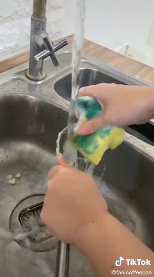 Trik cepat bersihkan whisk dari sisa krim dan adonan kue, mudah ditiru