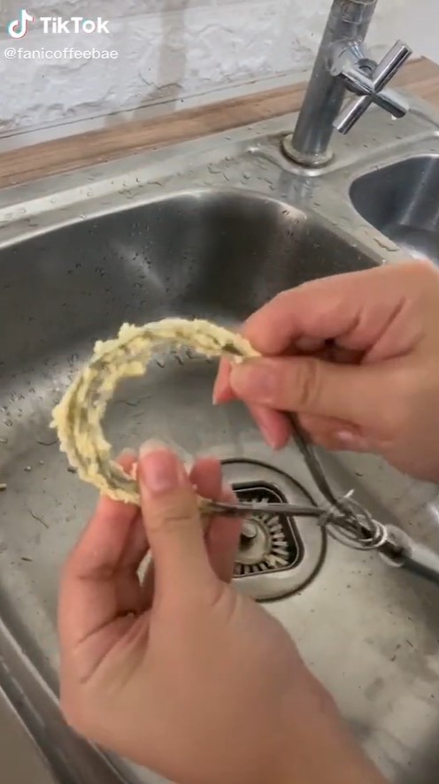 Trik cepat bersihkan whisk dari sisa krim dan adonan kue, mudah ditiru