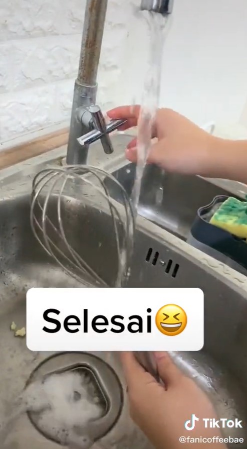 Trik cepat bersihkan whisk dari sisa krim dan adonan kue, mudah ditiru