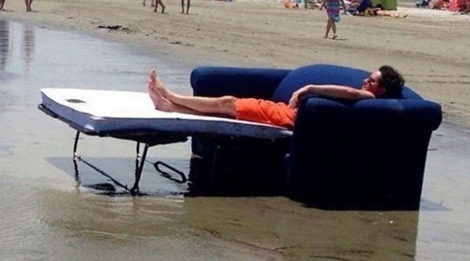 kelakuan kocak orang di pantai © berbagai sumber