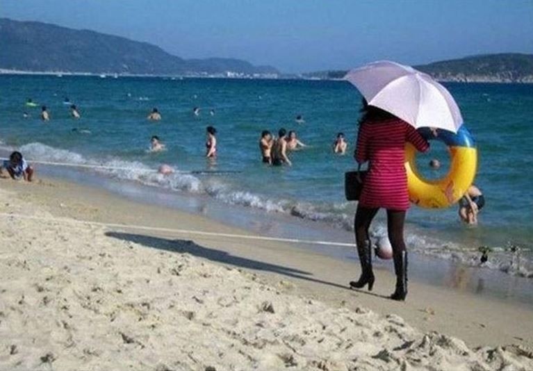 kelakuan kocak orang di pantai © berbagai sumber