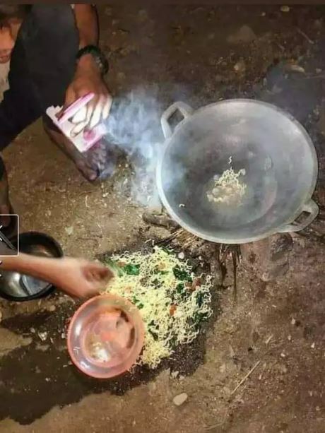 Momen apes makanan ambyar ke lantai Berbagai sumber