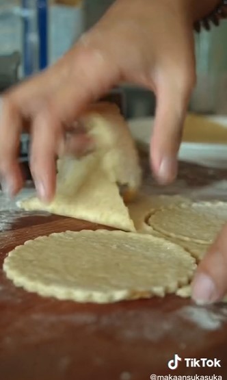 5 Cara bikin kerupuk dari mi instan, gurih dan bikin nagih