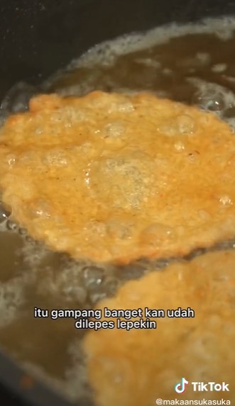 5 Cara bikin kerupuk dari mi instan, gurih dan bikin nagih