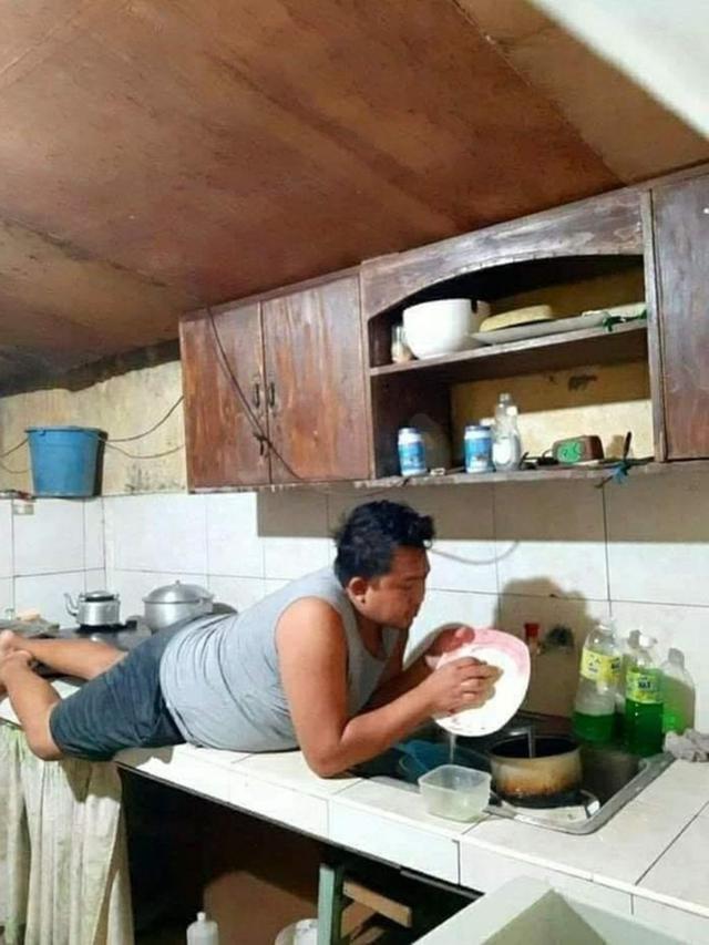 Potret kocak kelakuan cowok saat bersih-bersih Berbagai sumber