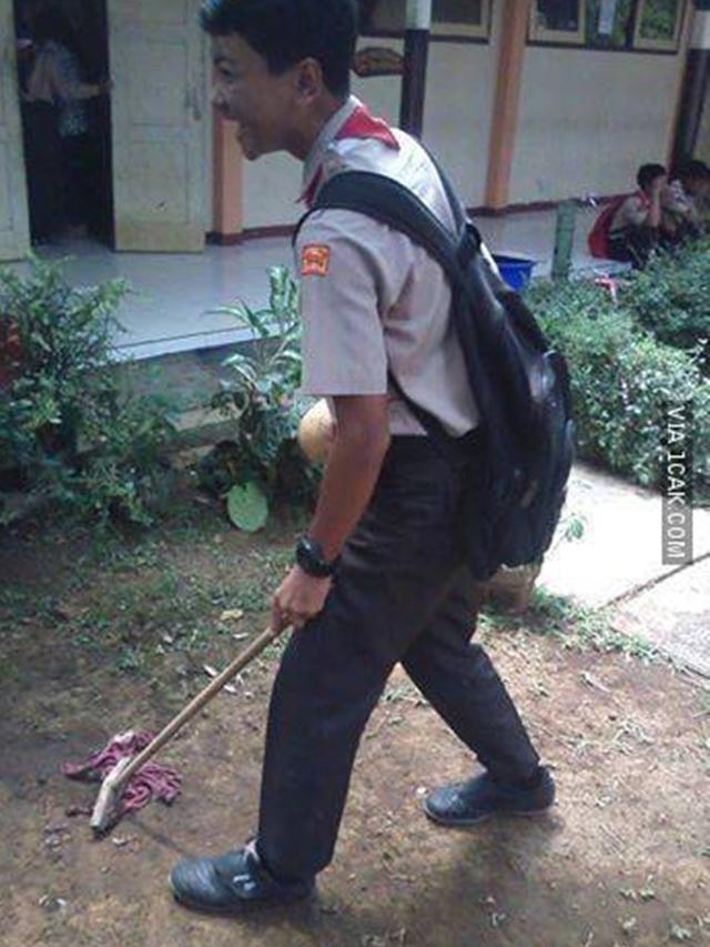 Potret kocak kelakuan cowok saat bersih-bersih Berbagai sumber