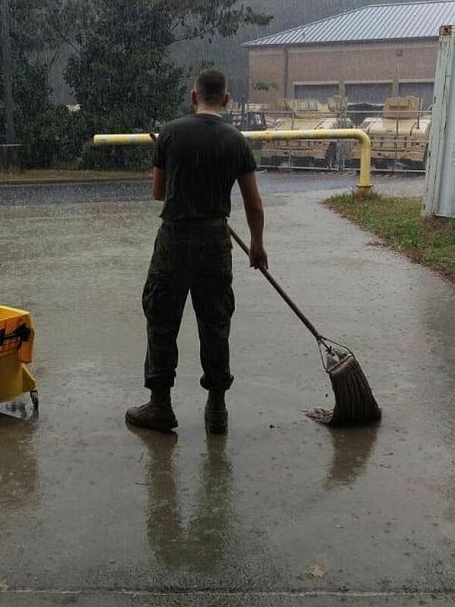 Potret kocak kelakuan cowok saat bersih-bersih Berbagai sumber