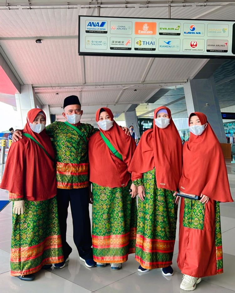 Kiky Saputri umrah © berbagai sumber