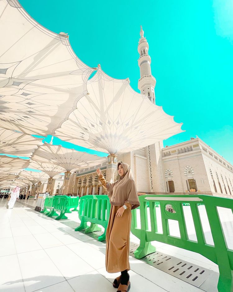 Kiky Saputri umrah © berbagai sumber