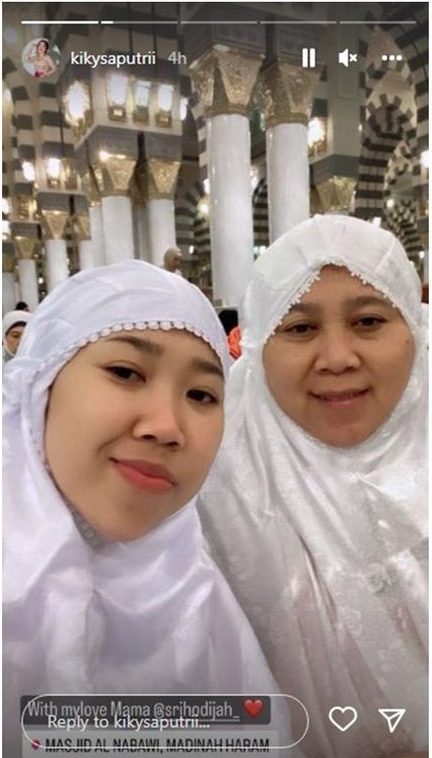 Kiky Saputri umrah © berbagai sumber
