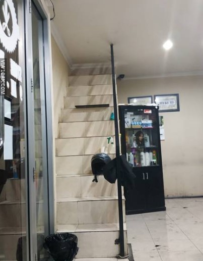 9 Potret absurd salah desain tangga usai renovasi Instagram