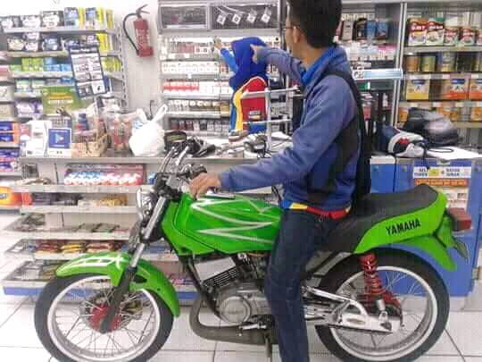 Potret nyeleneh motor masuk minimarket Berbagai sumber