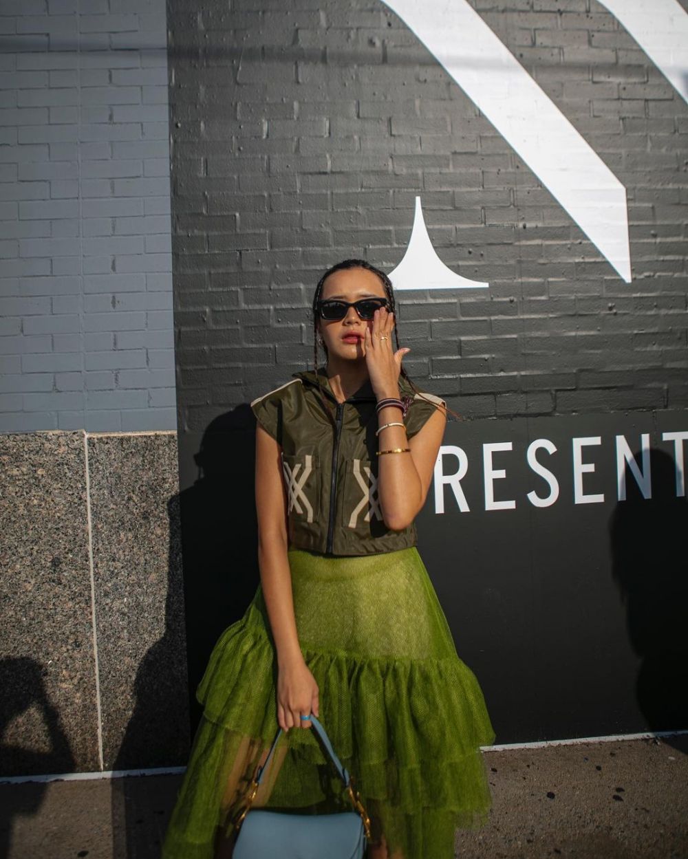 Gaya 13 seleb di panggung New York Fashion Week, bak model papan atas