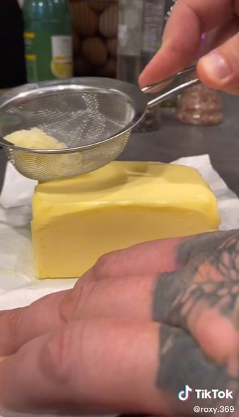 Trik memarut keju tanpa parutan khusus, lebih praktis dan cepat